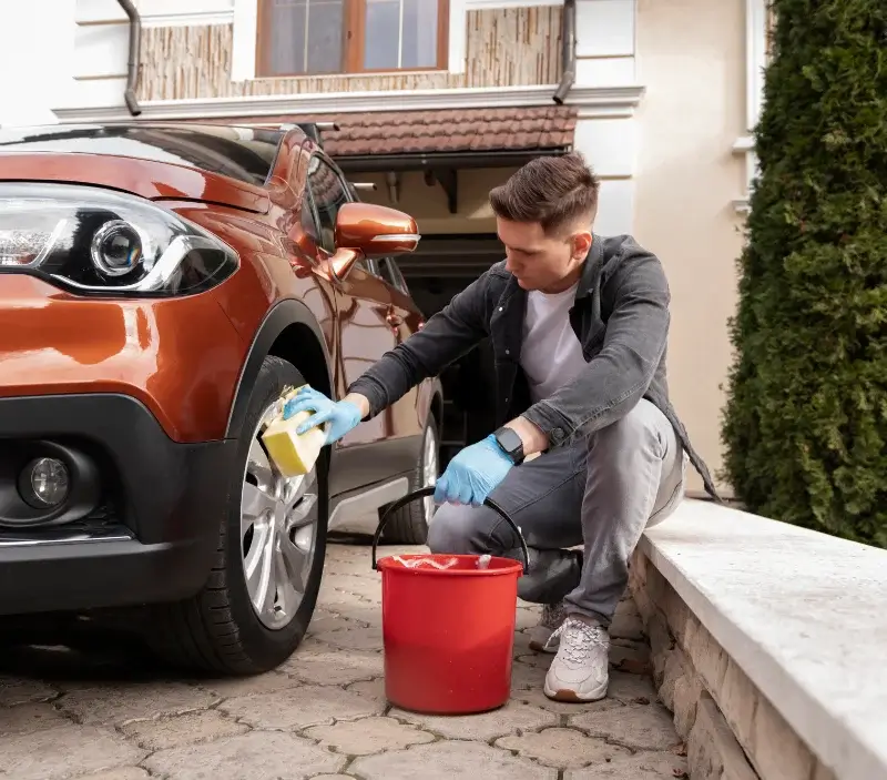 Lavage auto à domicile Réallon : professionnel intervenant sur un véhicule